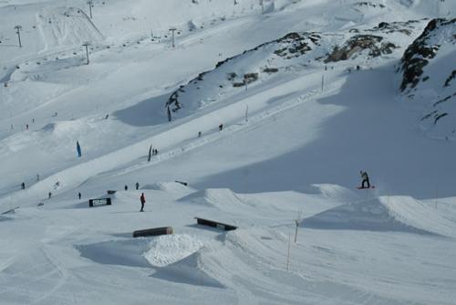 Deux Alps, intermediate terrain park & pipe